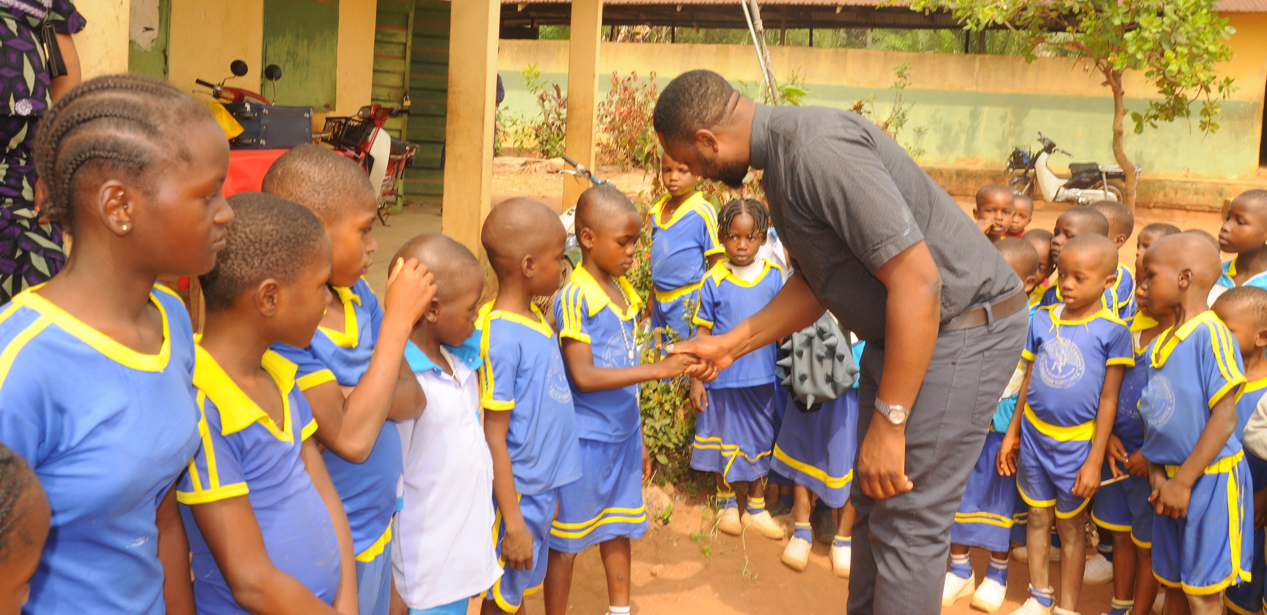 Nigerianische Kinder begrüssen